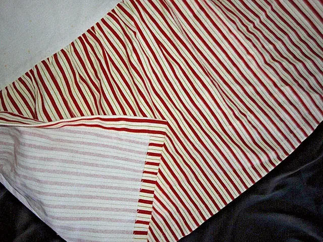 ROSE TREE ASHFORD RED GREEN CREAM STRIPED (1) CALIFORNIA KING BEDSKIRT 14" DROP